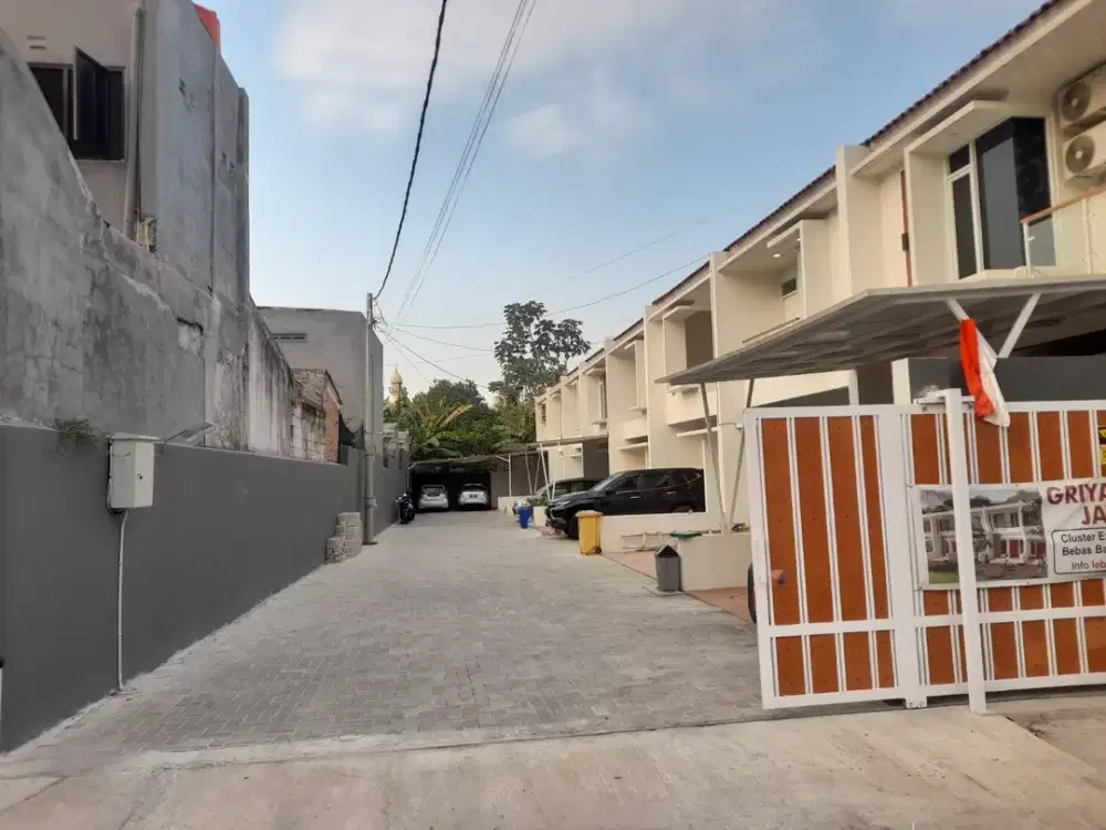 Rumah 2lantai siap huni dekat jalan raya pondok gede jatimakmur