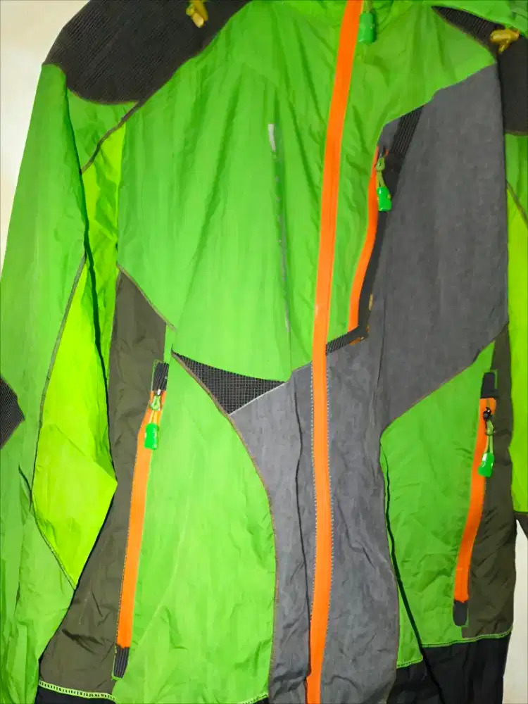 Jaket outdoor gunung