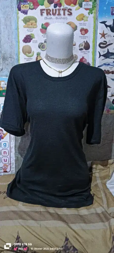 Atasan hitam wanita