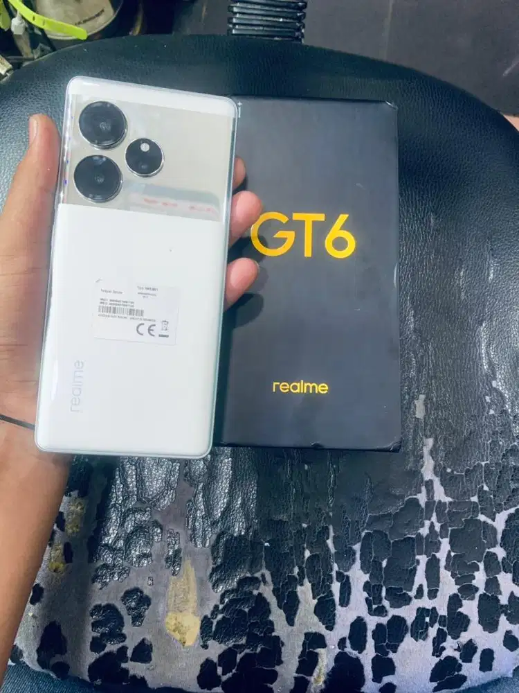 realme GT 6 12/256