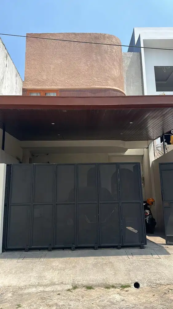 Dijual Rumah Modern Minimalis Semi Furnish Strategis Mojoarum Surabaya