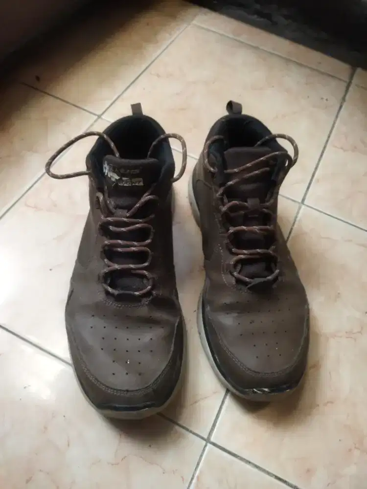 Sepatu boots skechers