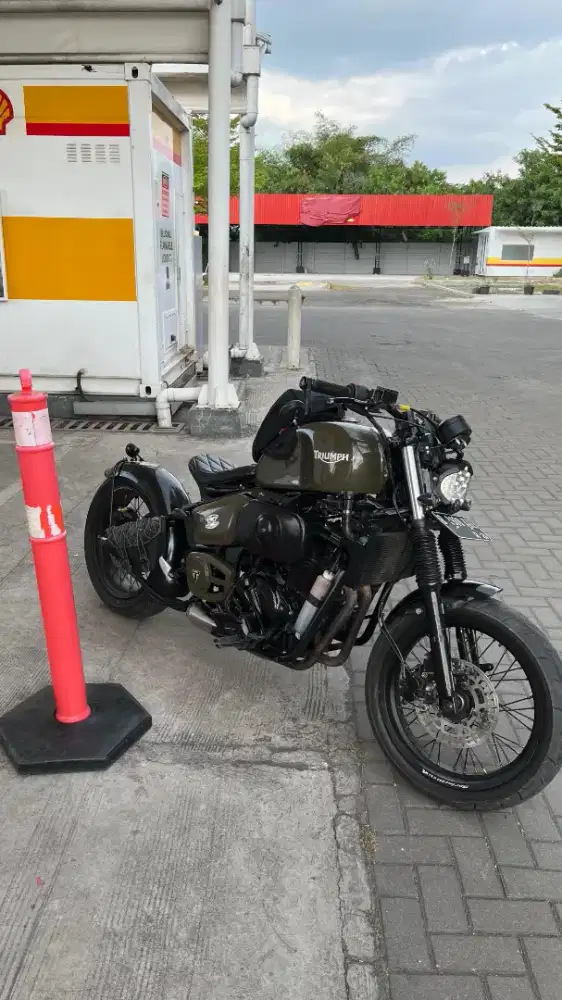 Triumph bobber style