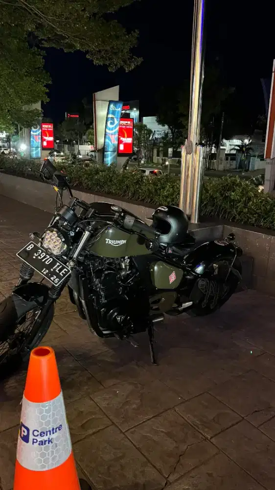 Triumph bobber style