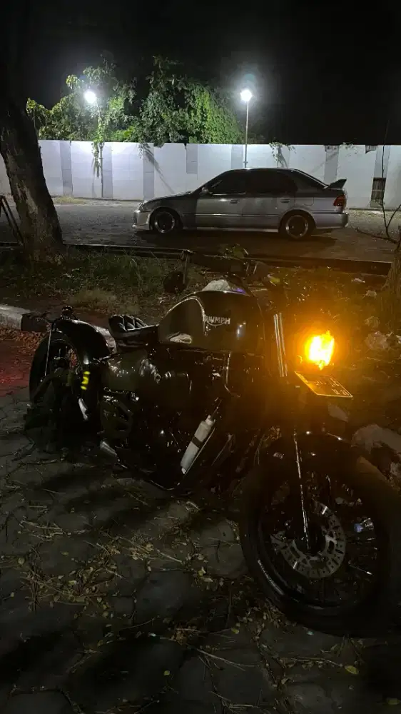Triumph bobber style