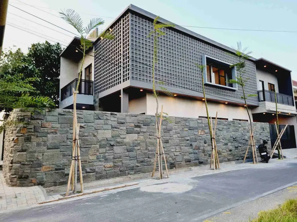 Rumah Mewah 2Lt Hook Ada Pool Finishing di Kota Solo