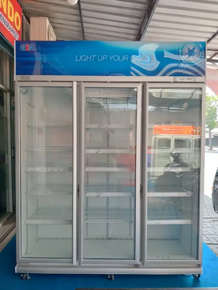 Showcase 3 pintu murah