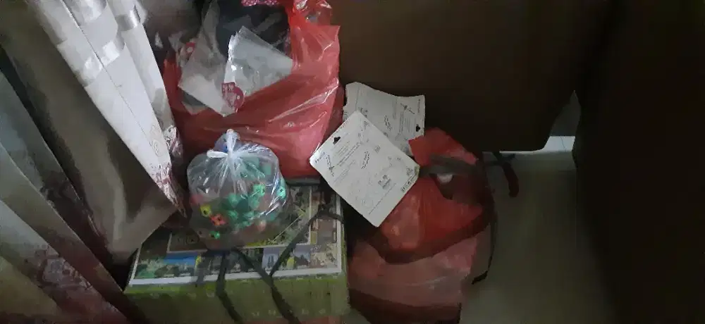 bando, jepitan rambut, mainan anak-anak, dan lain-lain.