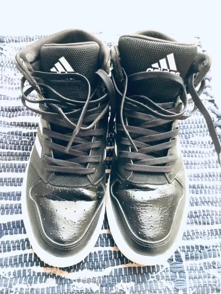 Sepatu adidas size 44