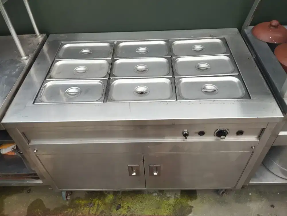 Meja stainless dgn 9 wadah sajian aneka masakan rapi bersih Bain Marie