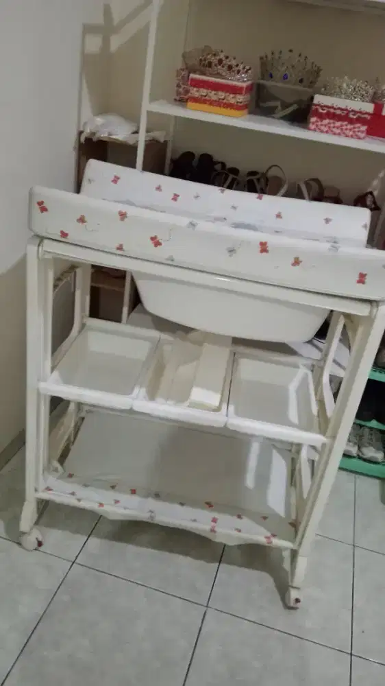 Meja popok bayi