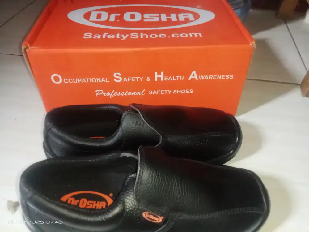 Sepatu safety merk D.osha