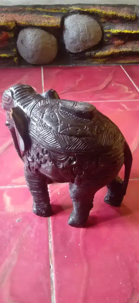 Patung gajah kayu