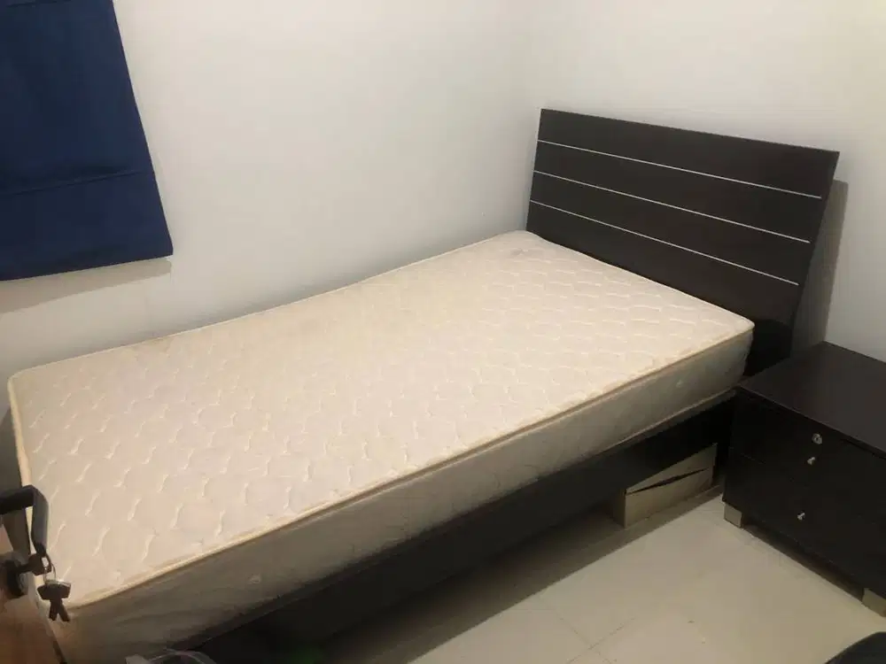 Tempat Tidur dan Nakas Informa