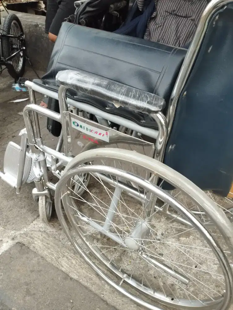 Kursi roda bekas siap pakai