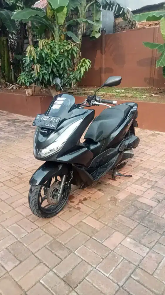 Honda PCX 160 cc hitam doff