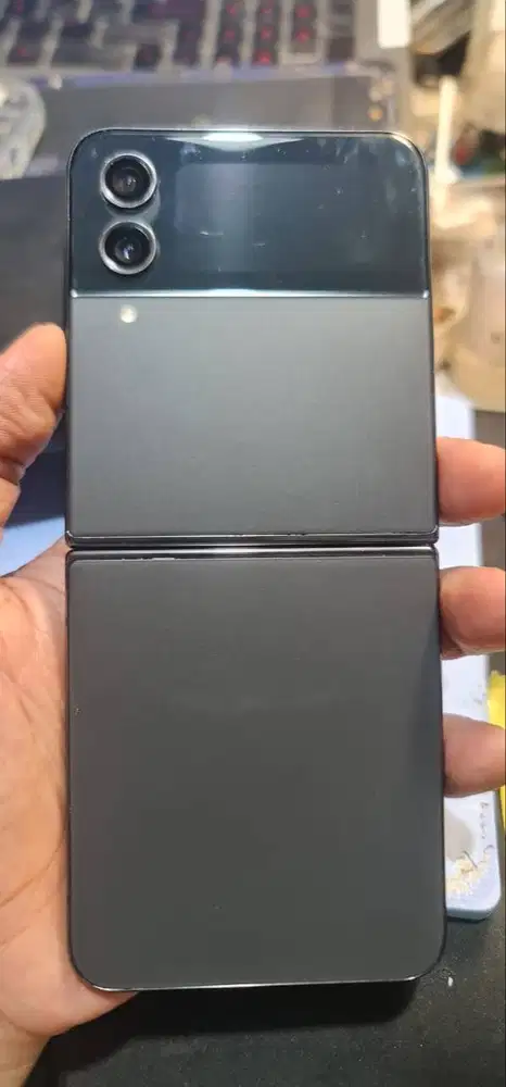 Samsung Z Flip 4 5G 8/256gb warna black Ext resmi SEIN