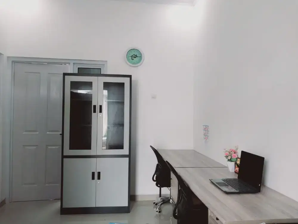 Dijual Cepat! 2 Set Meja Kursi Kerja + 1 Lemari Besi Kondisi Bagus