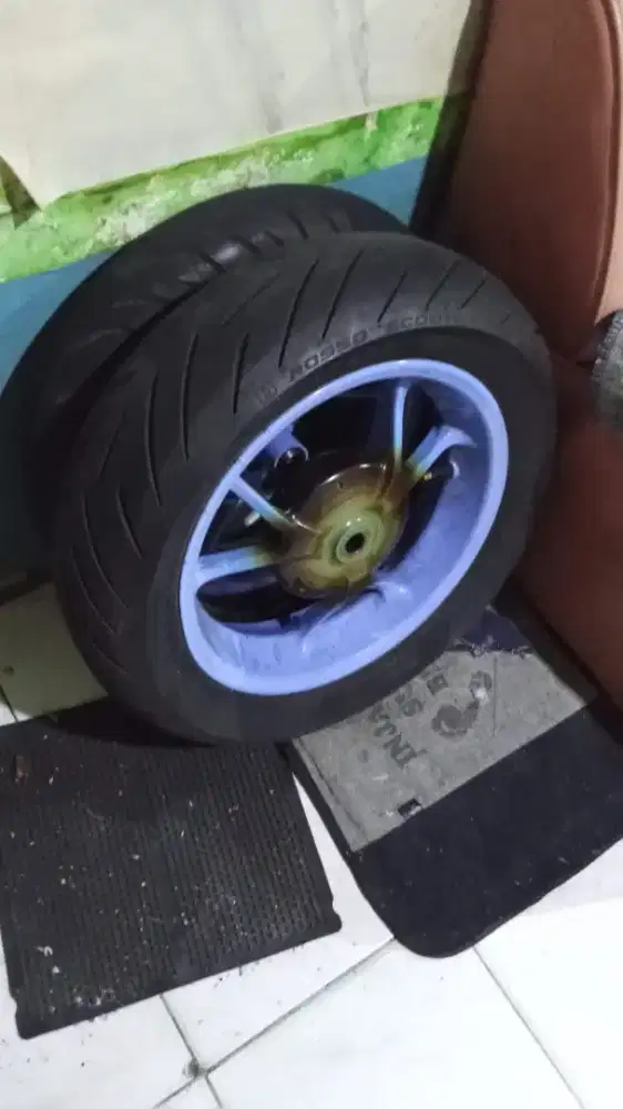 Jual cepet Ban motor aerox satu set kembang msh  ori semua. Tdk kcwa