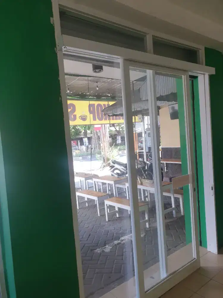 Pintu geser kaca alumunium