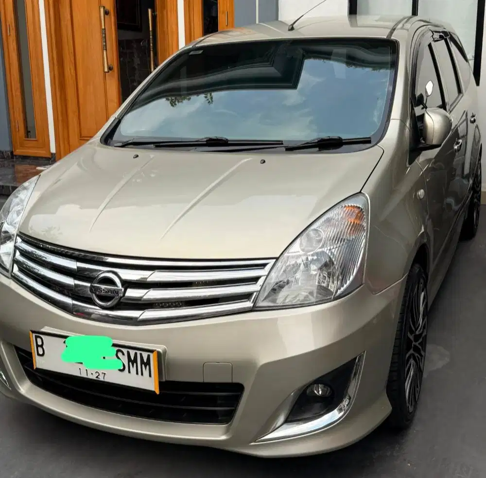 Grand livina 1.8 XV AT warna kuning muda metalik