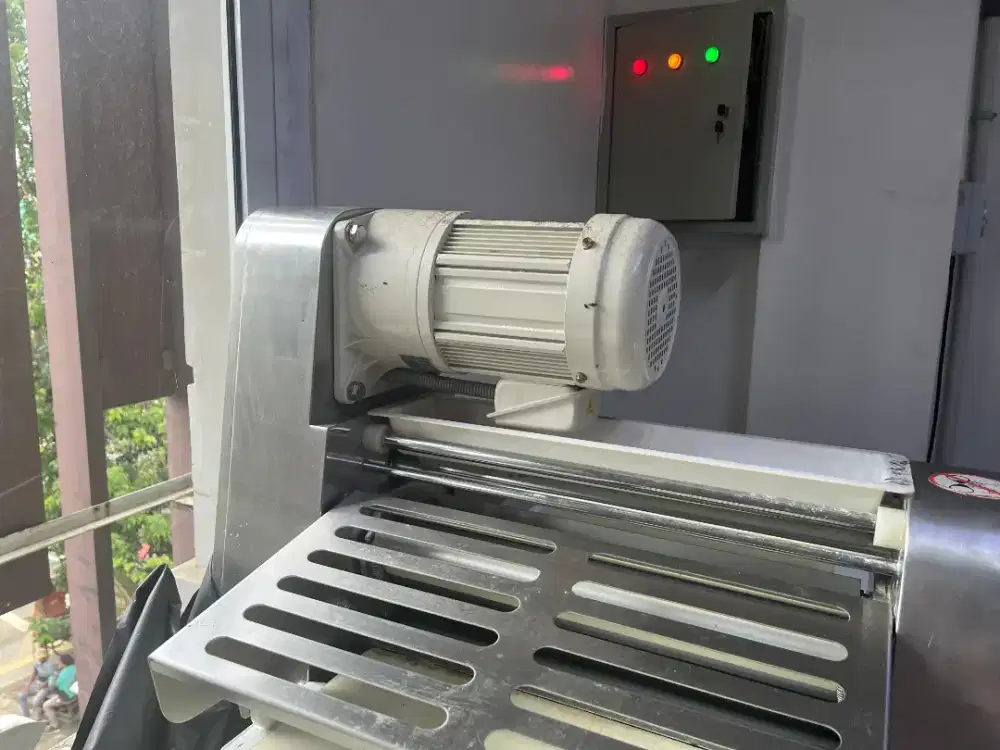 Dough sheeter(mesin penggilas adonan)