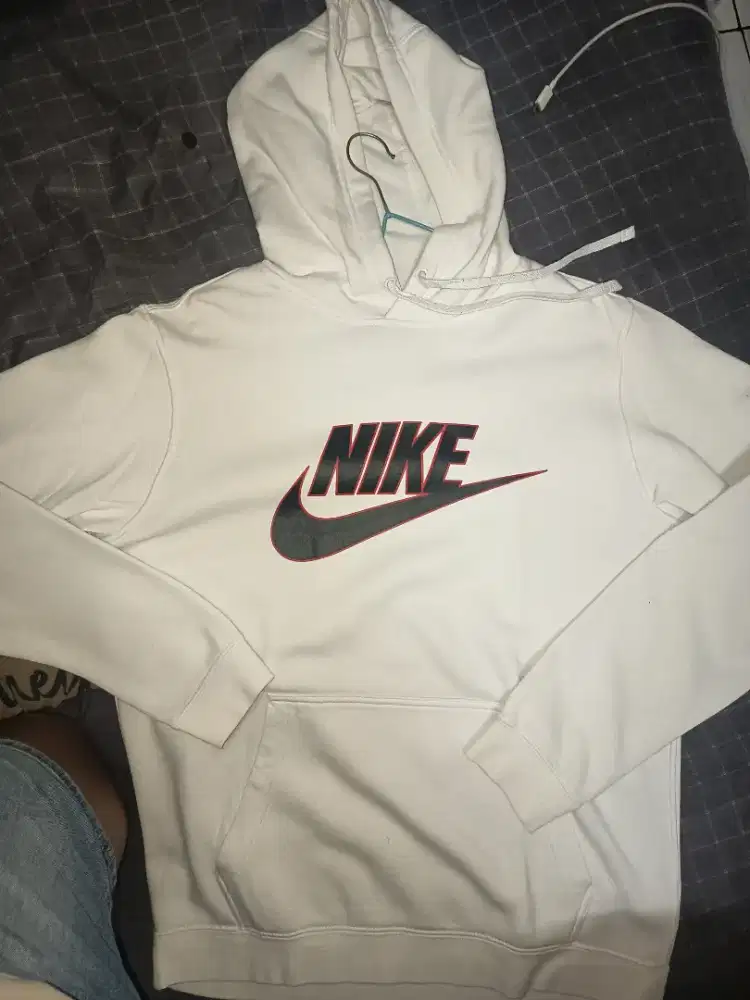 Preloved Jaket Nike Cowok Cewek Keren Pemakaian baru 1x