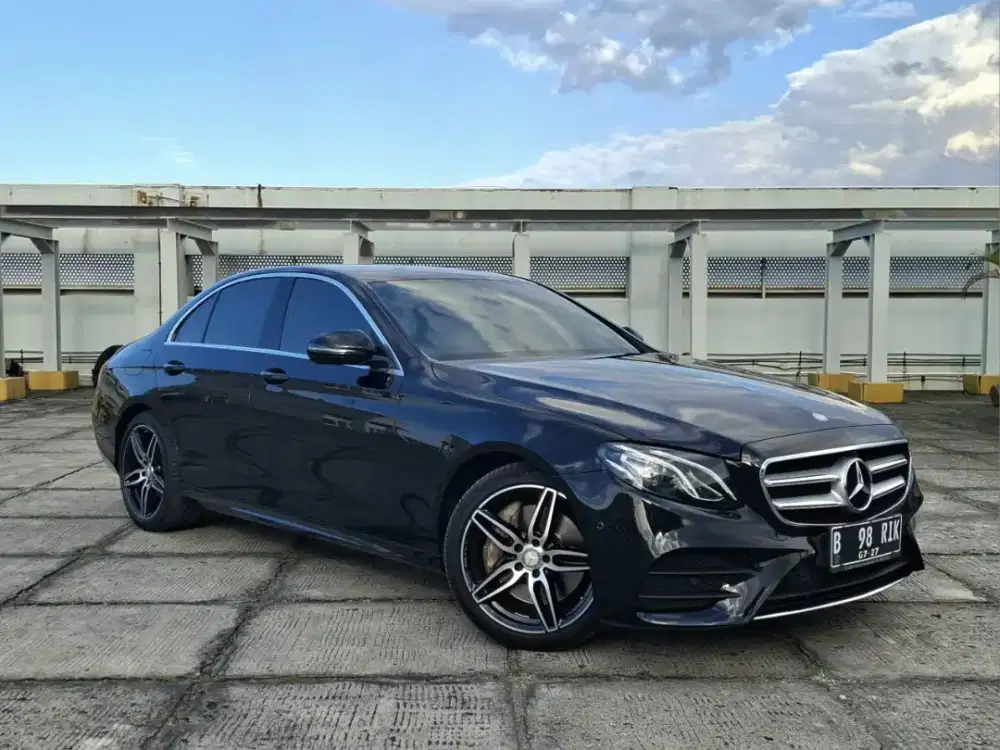 Mercy E300 AMG line. Tahun 2017. Hitam.low km. Perfect cond