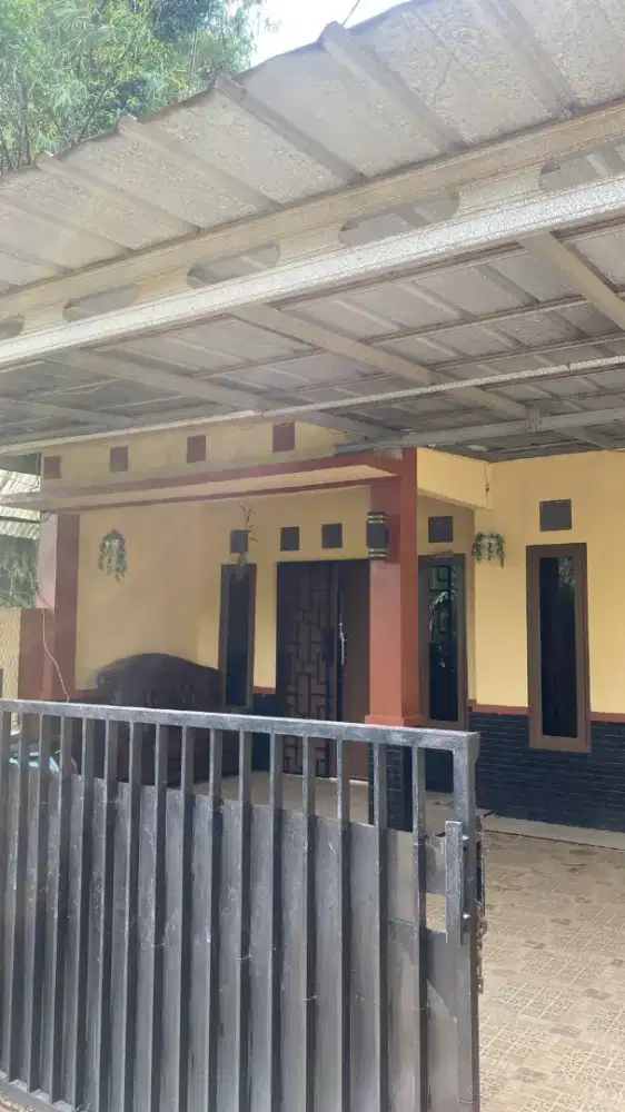 Rumah ini di jual cepat.