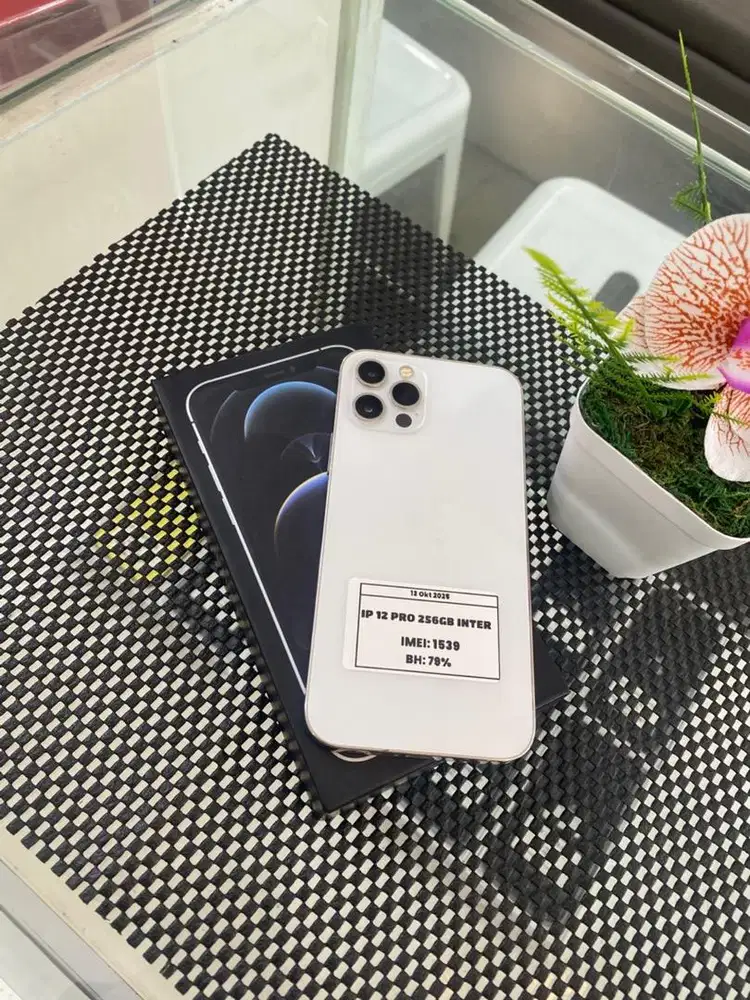 Iphone 12 pro 128GB fullset bergaransi menerima tiket tambah