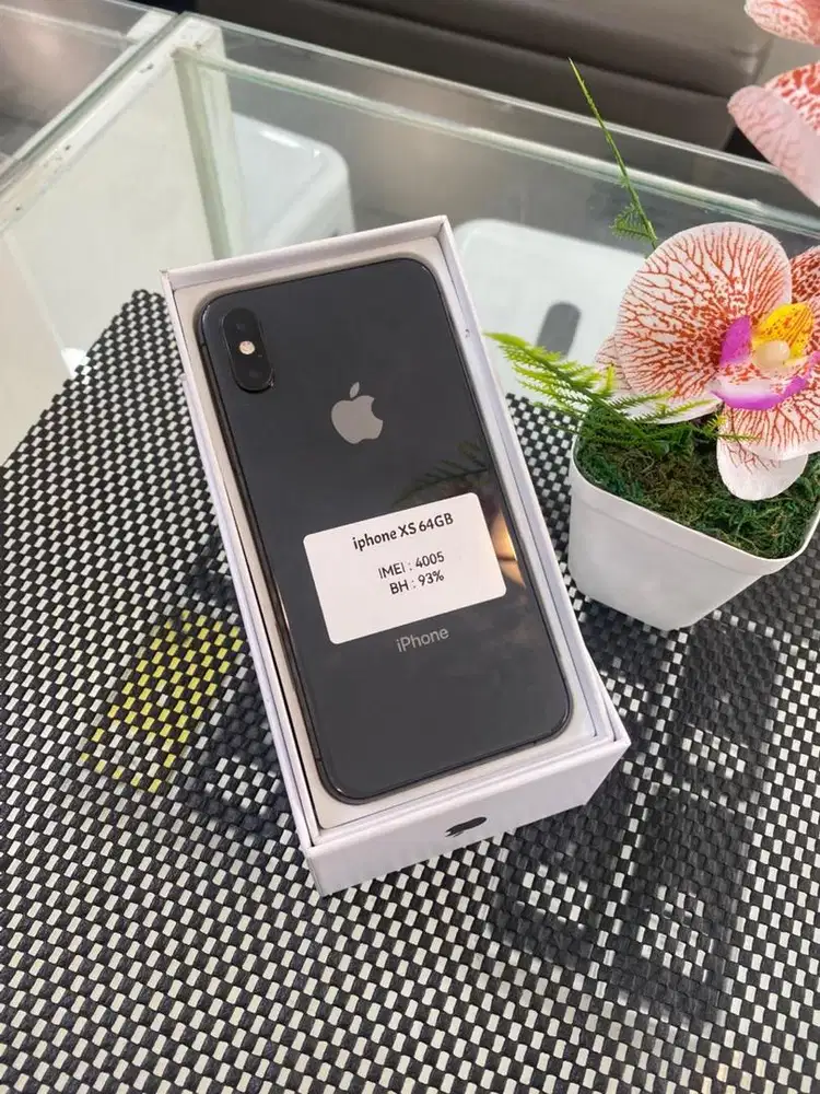 Iphone xs 64GB fullset bergaransi menerima tumer tambah