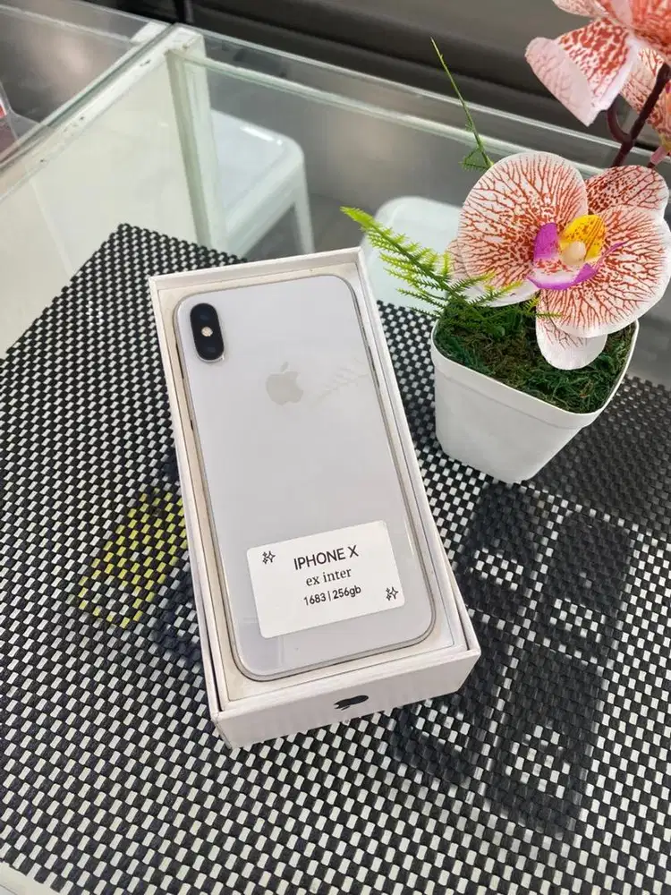 Iphone x 64GB fullset bergaransi menerima tuker tambah