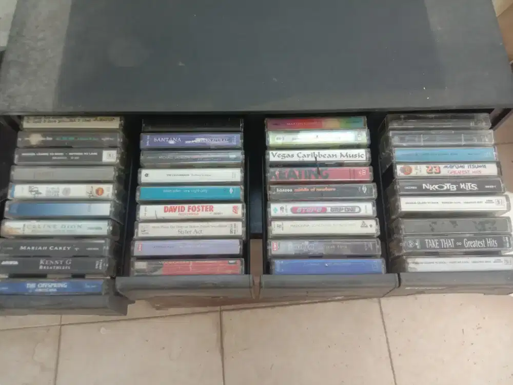 Kaset Pita Jadul & Box Penyimpanan nya