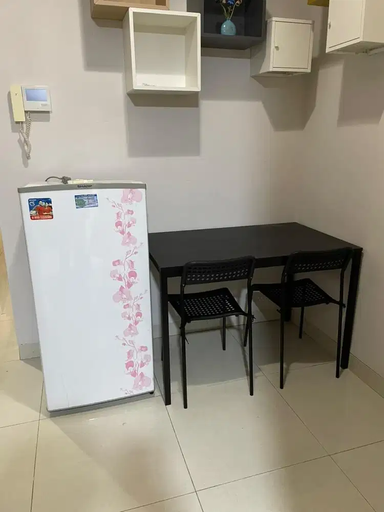 Kulkas Sharp + Meja  &2 kursi Ikea