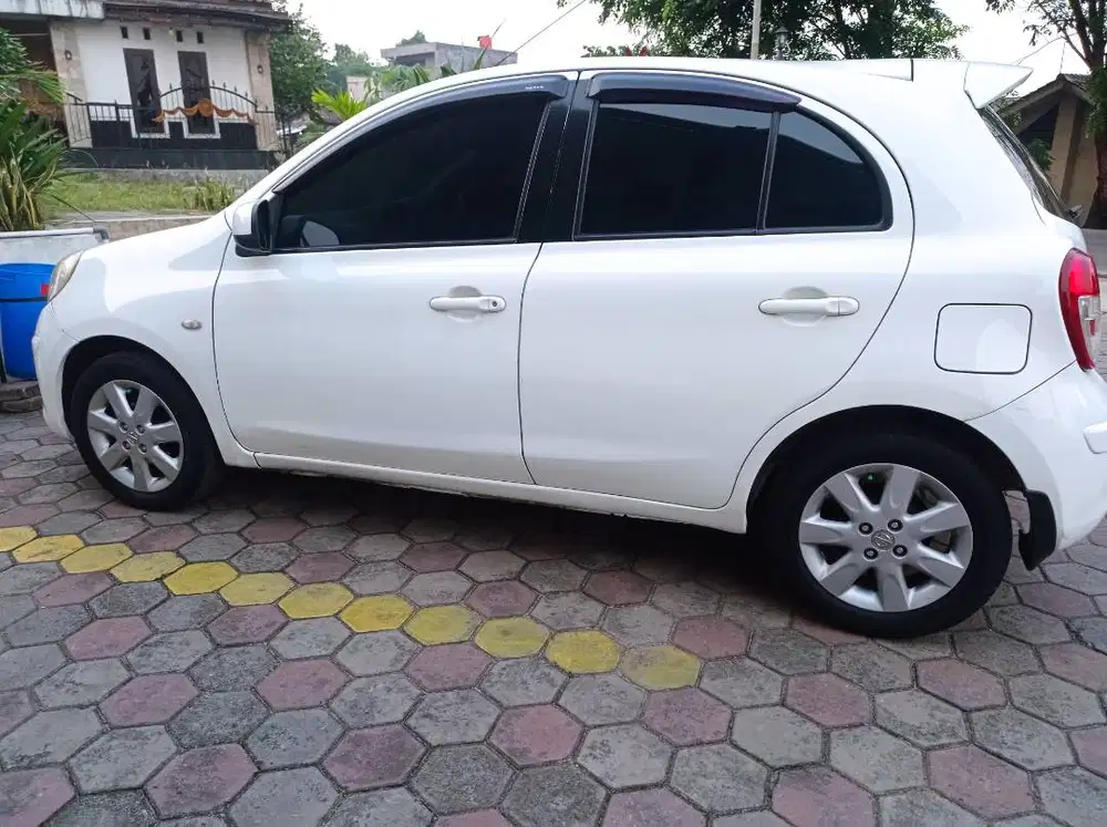 Nissan March L AT 2012 Putih