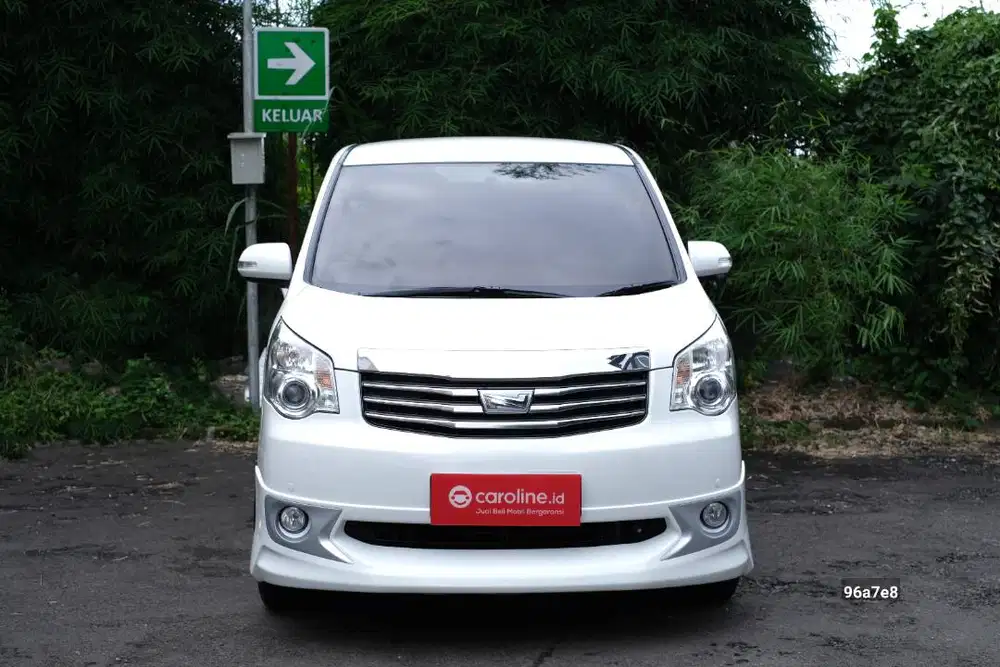 TOYOTA NAV1 V 2.0 AT 2013 PUTIH