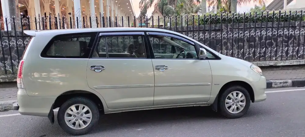 Toyota Kijang Innova 2011 Bensin