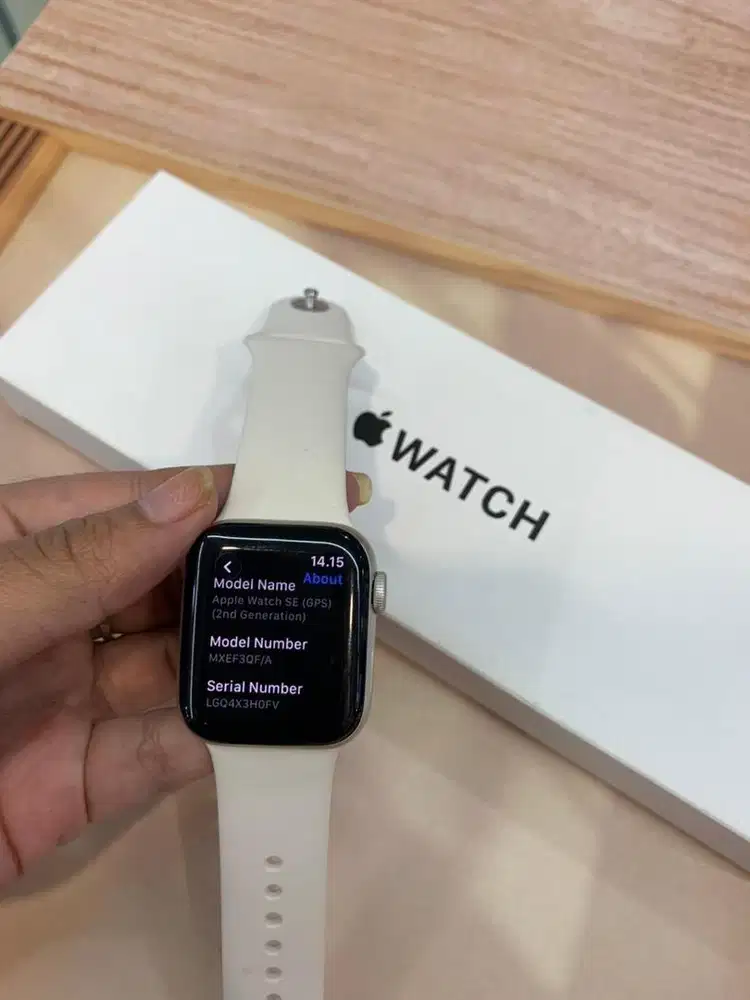 Apple Watch Series SE Gen 2 40mm starlight garansi 17/Mei/2026