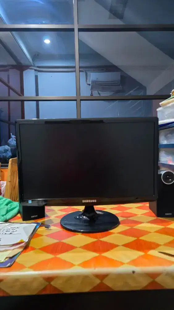 Monitor samsung layar lebar 24 inch