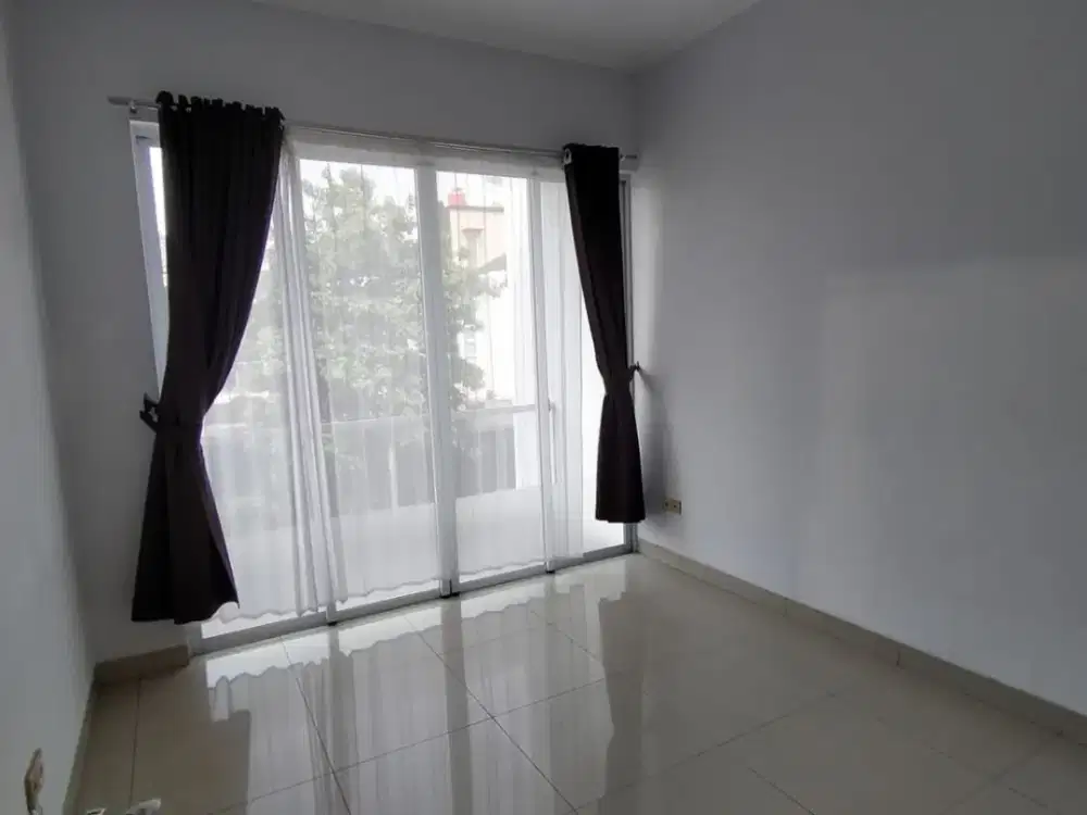 Rumah Bagus Di Green Lake City Luas 8x15 2 Lantai Berikut 4 Unit AC