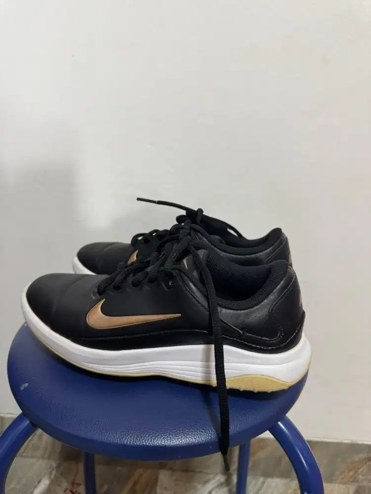 Sepatu golf wanita Nike