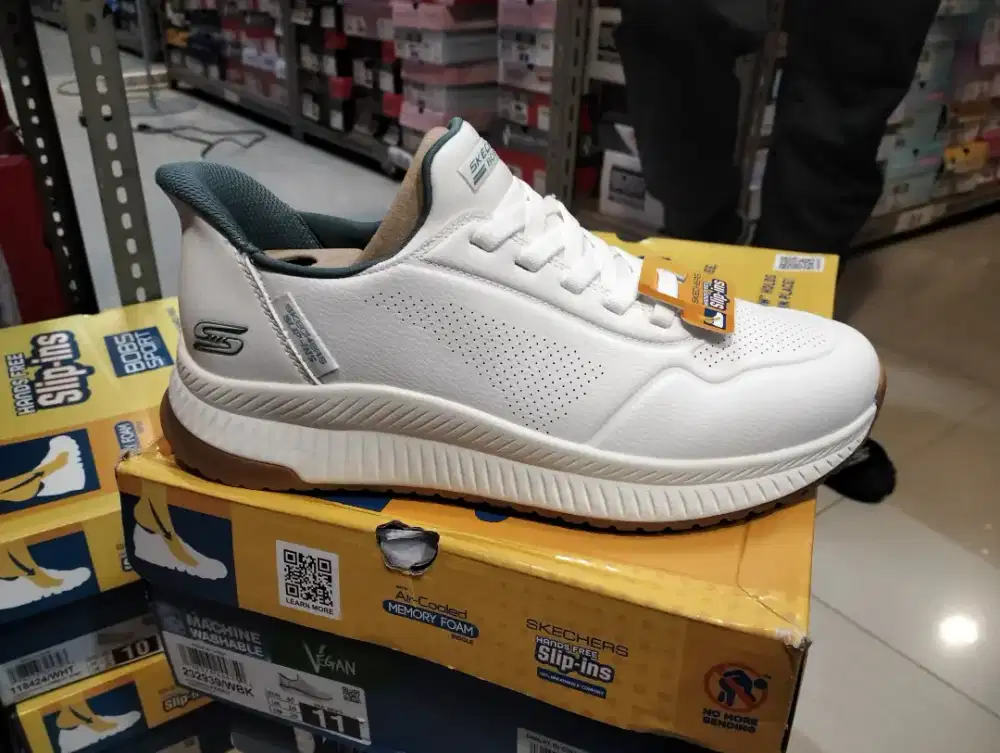 SEPATU SKECHERS BOBS SPORT SQUAD 4
