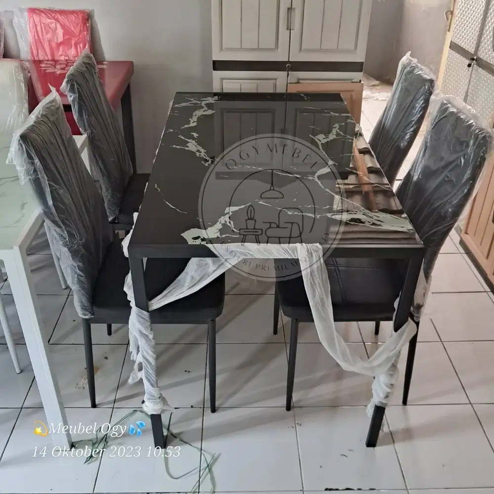 READY MEJA MAKAN 4 KURSI KACA TERMURAH TERLARIS