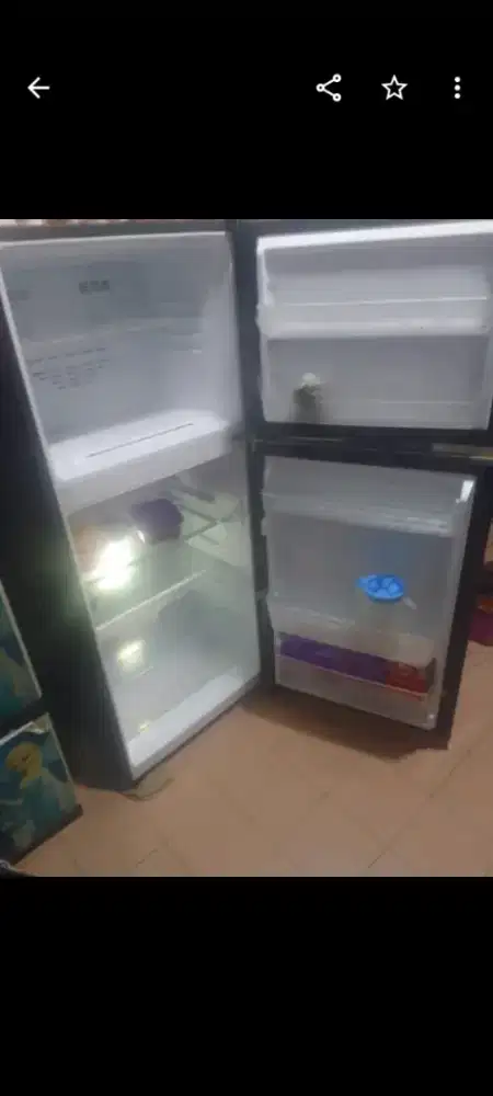 Kulkas 2 pintu merek POLITRON