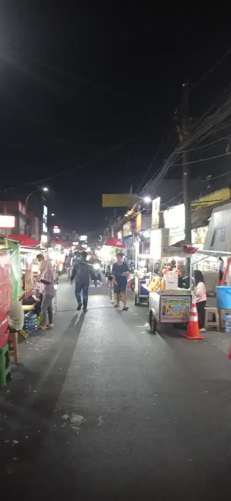 Jaga booth minuman di pasar lama