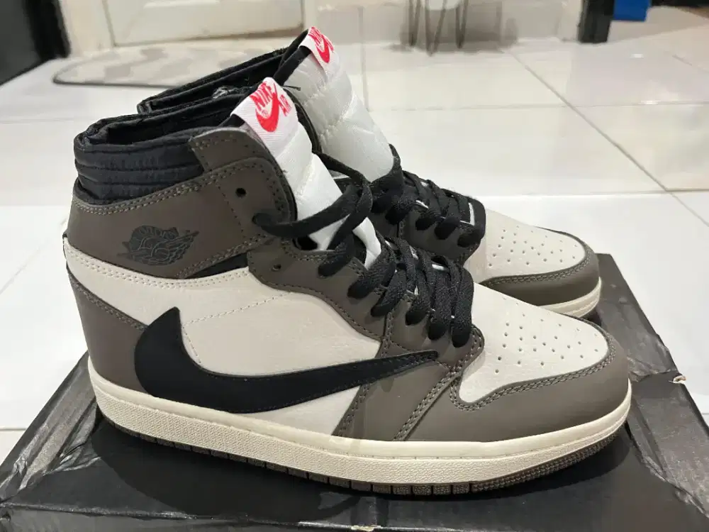 Sepatu high cokelat ceklist
