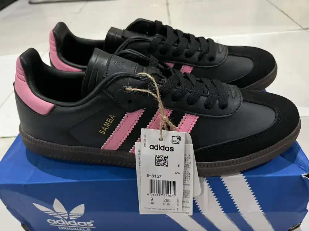 Sepatu hitam strip pink