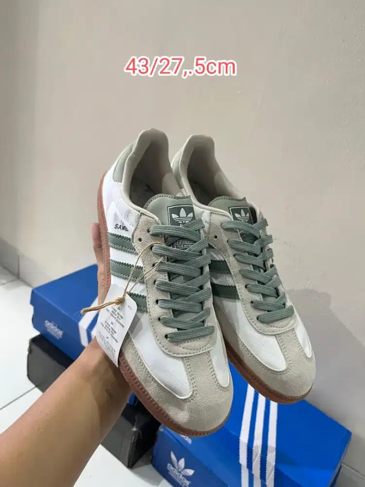 Sepatu hijau olive strip