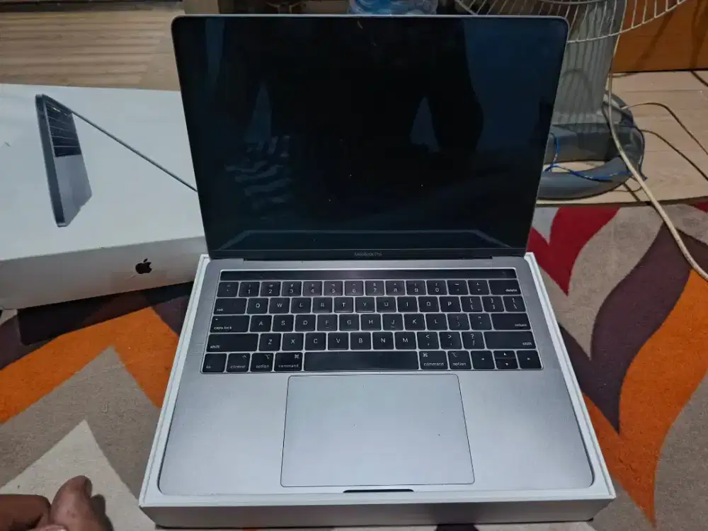Macbook pro 2018 touchbar dan touch id