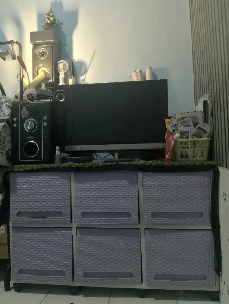Set tv dan lemari dan speaker